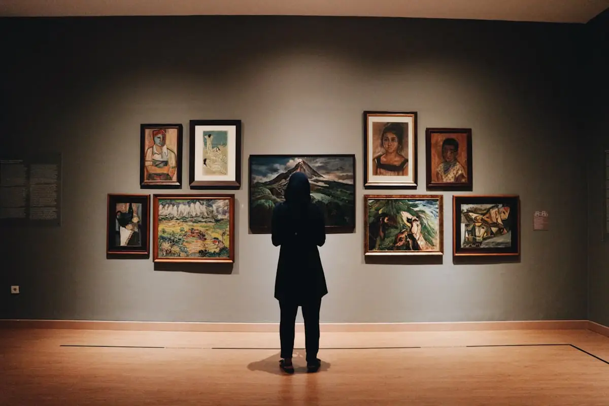 Látogató festmények előtt egy modern galériában